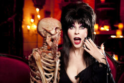Cassandra Peterson nei panni di Elvira